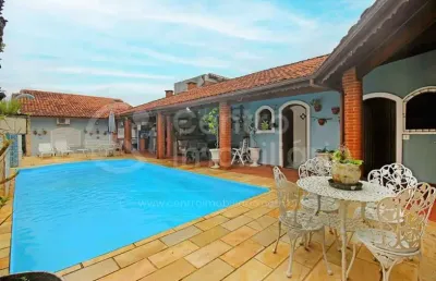 Casa à venda com piscina e 3 quartos em peruíbe, no bairro parque balneario oasis