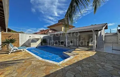 Casa à venda com piscina e 3 quartos em peruíbe, no bairro cidade nova peruíbe