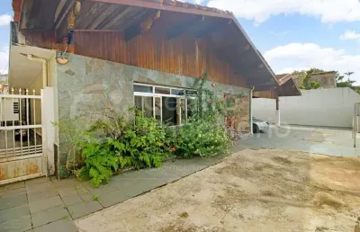 Casa à venda com piscina e 4 quartos em peruíbe, no bairro centro