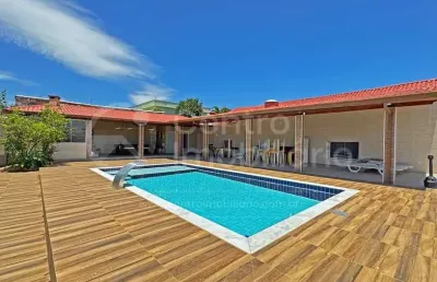Casa à venda com piscina e 3 quartos em peruíbe, no bairro jardim peruibe