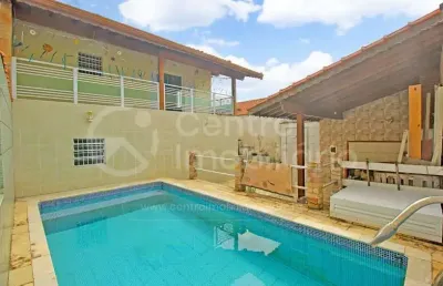 Casa à venda com piscina e 2 quartos em peruíbe, no bairro belmira novaes