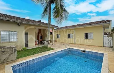Casa à venda com piscina e 3 quartos em peruíbe, no bairro cidade nova peruíbe