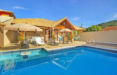 Casa à venda com piscina e 3 quartos em peruíbe, no bairro guarau