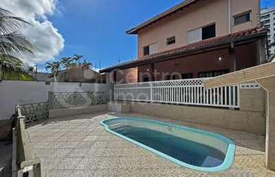 Casa à venda com piscina e 4 quartos em peruíbe, no bairro centro