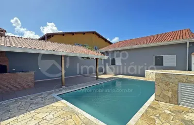 Casa à venda com piscina e 3 quartos em peruíbe, no bairro maria h novaes