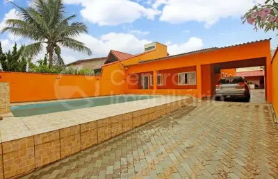 Casa à venda com piscina e 3 quartos em peruíbe, no bairro maria h novaes