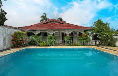 Casa à venda com piscina e 3 quartos em peruíbe, no bairro parque turistico