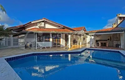 Casa à venda com piscina e 3 quartos em peruíbe, no bairro jardim imperador