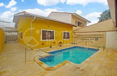 Casa à venda com piscina e 3 quartos em peruíbe, no bairro balneario barra de jangada