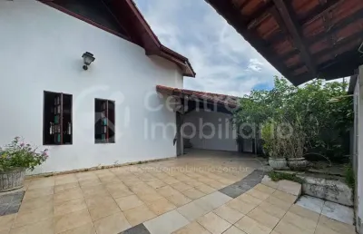 Casa à venda com 3 quartos em peruíbe, no bairro belmira novaes