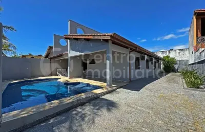 Casa à venda com piscina e 4 quartos em peruíbe, no bairro estancia sao jose