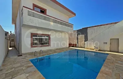 Casa à venda com piscina e 3 quartos em peruíbe, no bairro centro