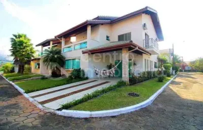 Casa à venda com piscina e 4 quartos em peruíbe, no bairro balneario sambura