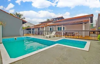 Casa à venda com piscina e 5 quartos em peruíbe, no bairro vila romar