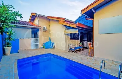 Casa à venda com piscina e 2 quartos em peruíbe, no bairro jardim mar e sol