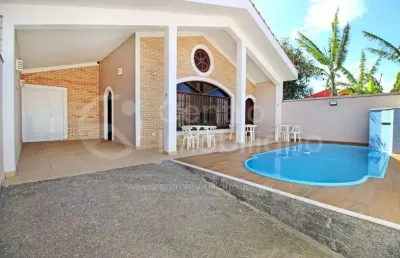 Casa à venda com piscina e 3 quartos em peruíbe, no bairro parque balneario oasis