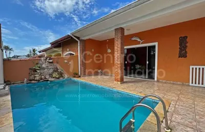 Casa à venda com piscina e 3 quartos em peruíbe, no bairro parque balneario oasis