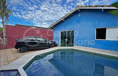 Casa à venda com piscina e 2 quartos em peruíbe, no bairro centro