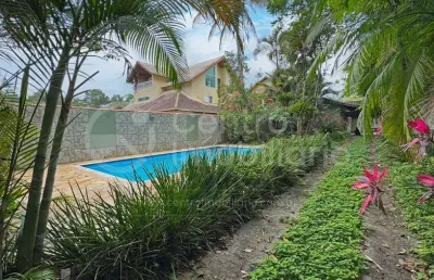 Casa à venda com piscina e 2 quartos em peruíbe, no bairro quinta do guarau