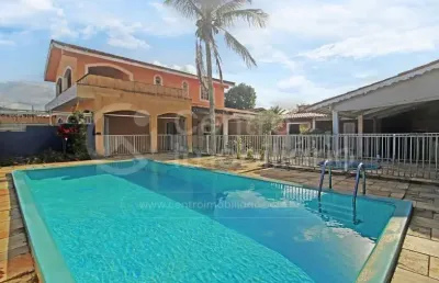 Casa à venda com piscina e 4 quartos em peruíbe, no bairro balneario arpoador