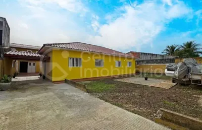Casa à venda com 3 quartos em peruíbe, no bairro centro