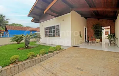 Casa à venda com 3 quartos em peruíbe, no bairro centro