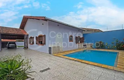 Casa à venda com piscina e 3 quartos em peruíbe, no bairro parque d aville