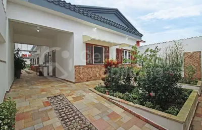 Casa à venda com piscina e 3 quartos em peruíbe, no bairro centro