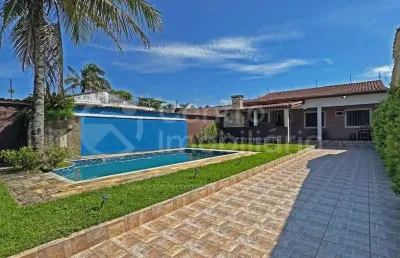 Casa à venda com piscina e 2 quartos em peruíbe, no bairro balneário casa blanca