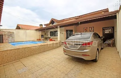 Casa à venda com piscina e 3 quartos em peruíbe, no bairro jardim imperador