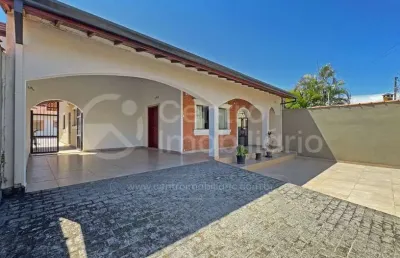 Casa à venda com 3 quartos em peruíbe, no bairro centro