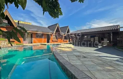 Casa à venda com piscina e 2 quartos em peruíbe, no bairro jardim três marias