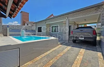 Casa à venda com piscina e 3 quartos em peruíbe, no bairro parque balneario oasis