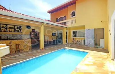 Casa à venda com piscina e 3 quartos em peruíbe, no bairro belmira novaes