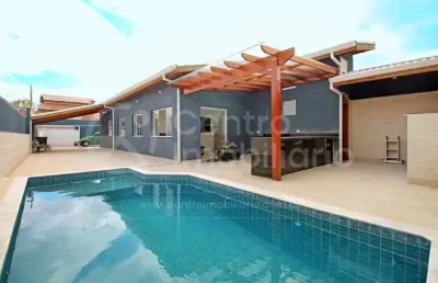 Casa à venda com piscina e 3 quartos em peruíbe, no bairro jardim marcia