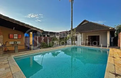 Casa à venda com piscina e 4 quartos em peruíbe, no bairro maria h novaes