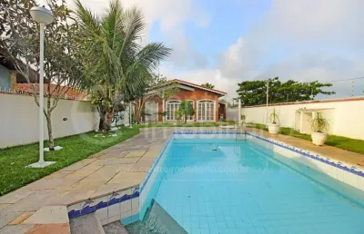 Casa à venda com piscina e 3 quartos em peruíbe, no bairro parque balneario oasis