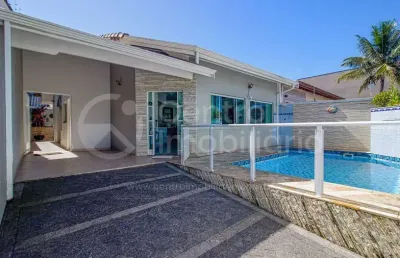 Casa à venda com piscina e 3 quartos em peruíbe, no bairro jardim três marias