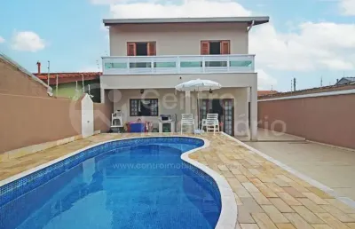 Casa à venda com piscina e 4 quartos em peruíbe, no bairro cidade nova peruíbe