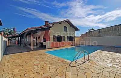 Casa à venda com piscina e 4 quartos em peruíbe, no bairro jardim três marias