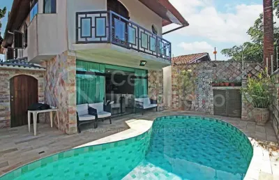 Casa à venda com piscina e 4 quartos em peruíbe, no bairro centro
