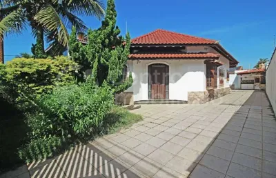 Casa à venda com piscina e 3 quartos em peruíbe, no bairro balneario arpoador