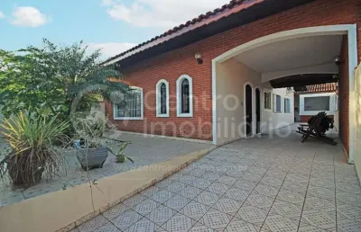 Casa à venda com piscina e 3 quartos em peruíbe, no bairro balneário casa blanca