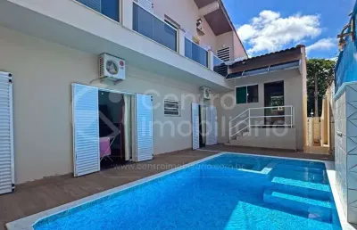 Casa à venda com piscina e 4 quartos em peruíbe, no bairro balneario sambura