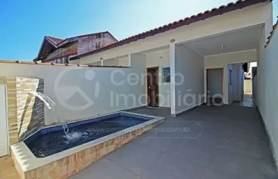 Casa à venda com piscina e 3 quartos em peruíbe, no bairro vila romar