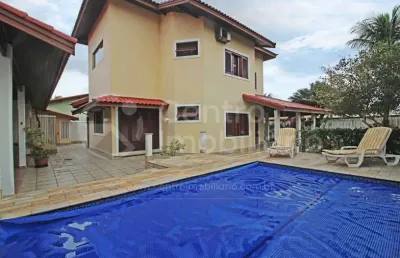 Casa à venda com piscina e 4 quartos em peruíbe, no bairro parque balneario oasis