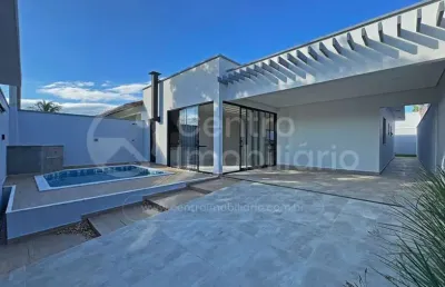 Casa à venda com piscina e 3 quartos em peruíbe, no bairro balneario sao joao batista