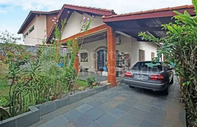 Casa à venda com piscina e 3 quartos em peruíbe, no bairro jardim ribamar