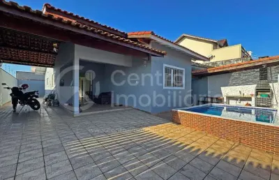 Casa à venda com piscina e 3 quartos em peruíbe, no bairro jardim três marias
