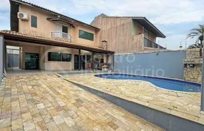 Casa à venda com piscina e 3 quartos em peruíbe, no bairro balneário casa blanca